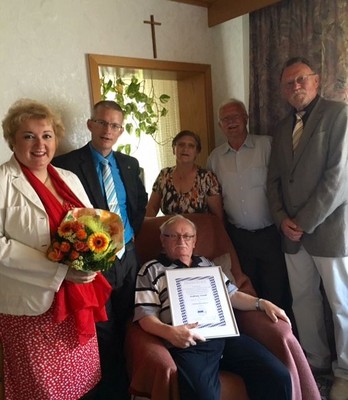 Urkunde und Blumenstrau� f�r Andreas Frank