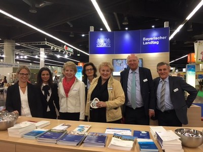 B�rgersprechstunde auf der Consumenta:
Viele positive Kontakte konnte ich mit B�rgerinnen und B�rgern auf der Verbrauchermesse am Stand des Bayerischen Landtags kn�pfen. Durch die Landtagsmitarbeiter wurden der Stand in Halle 9 und die Besucherinnen und Besucher super sympathisch betreut.
Es hat viel Spa� gemacht! 