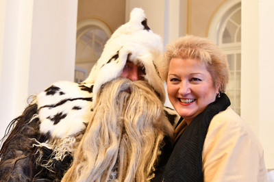 Besondere Begegnung im Bayerischen Landtag: Die Klausen - ein tolles schw�bisches Brauchtum zum Vertreiben des Winters!



Bild: Rolf Poss