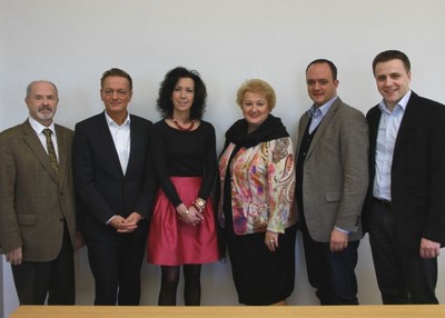 von links: MdL J�rgen Heike, MdL Karl Straub, Vors. d. Bayer. Richtervereins Andrea Titz, MdL Petra Guttenberger, MdL Manuel Westphal, MdL Andreas Schalk - 

K�nftig f�hrt eine Richterin am OLG M�nchen, Andrea Titz, den Bayerischen Richterverein. Der Arbeitskreis Recht lud deshalb die Neugew�hlte zum Gedankenaustausch in den Bayerischen Landtag ein.
