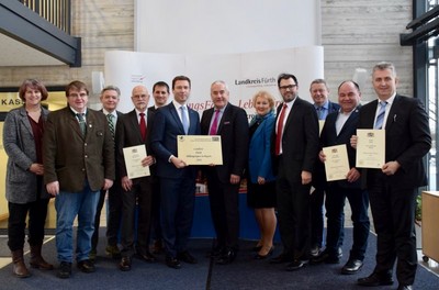 Nun ist es amtlich:
Der Landkreis F�rth darf sich Bildungsregion nennen und setzt damit auf enge Vernetzung der verschiedenen Bildungsangebote mit Wirtschaft uvm., Bildungsminister Dr. Ludwig Spaenle �berreichte das entsprechende G�tesiegel an Landrat Matthias Die�l