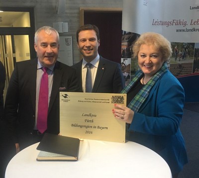 Staatsminister Dr. Ludwig Spaenle mit Herrn Landrat Matthias Die�l und Landtagsabgeordnete Petra Guttenberger bei der Verleihung des G�tesiegels