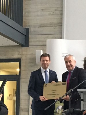 hier: Landrat Matthias Die�l mit dem Bayerischen Staatsminister f�r Bildung und Kultus, Wissenschaft und Kunst bei der Verleihungsfeierlichkeit im Landratsamt Zirndorf