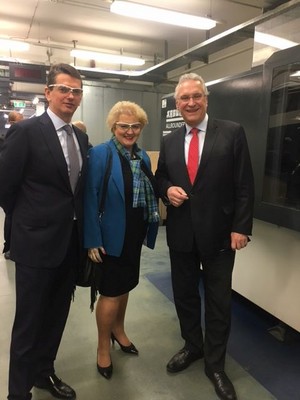 Staatsminister Joachim Herrmann bei UVEX in F�rth. Als Marktf�hrer f�r Sicherheitsausstattung , gerade auch f�r Polizeikr�fte, setzt UVEX genauso Zeichen, wie im Sicherheitsbereich des Sports.
Mein Dank gilt der Unternehmerfamilie Winter,
die mit ihrer Fertigung und ihren Erweiterungspl�nen in F�rth sich einmal mehr zum �rtlichen Wirtschaftsstandort bekennt.