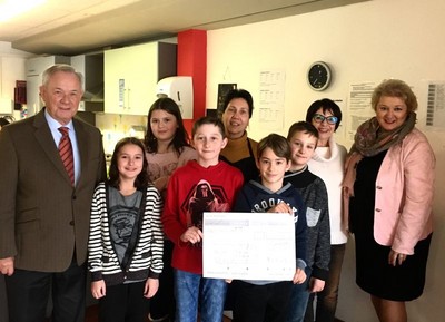 Die Manfred-Roth-Stiftung unterst�tzt die Sch�lerfirma an der Gustav-Schickedanz-Schule, die allmorgendlich ein Schulfr�hst�ck anbietet.
Ich freue mich sehr, dass ich dazu beitragen konnte, dass dieses Sch�lerprojekt durch die Stiftung des NORMA-Gr�nders mit 2000,- EUR gef�rdert wird und sich der Vorsitzende der Stiftung Dr. Wilhelm Polster die Zeit nahm, den Scheck pers�nlich zu �berreichen. Nochmals vielen herzlichen Dank! � links im Bild: Herr Dr. Wilhelm Polster.