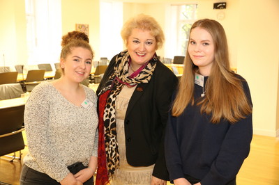 Girls`Day im Bayerischen Landtag - ganz besonders habe ich mich gefreut, dass mich zwei M�dels aus aus Oberasbach und Zirndorf im Landtag besucht haben und ich ihnen einen Einblick in meine Arbeit als Abgeordnete geben konnte. 
Vielleicht k�nnen wir die eine odere andere der M�dels vom Girls`Day einmal als Mitarbeiterinnen der Fraktion, beim Freistaat Bayern, im Landtagsamt, in Abgeordnetenb�ros oder gar als Kolleginnen begr��en. Jedenfalls Danke f�rs Kommen und Mitmachen!
Bildquelle: CSU-Fraktion