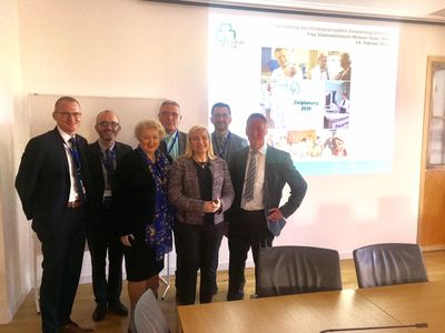 Gespr�ch im Bayerischen Landtag u.a. mit Staatsministerin Huml: Mit vereinten Kr�ften konnte StM Huml �ber die Notwendigkeit und von den zukunftsweisenden Konzeption �berzeugt und als Unterst�tzerin gewonnen werden. Das Krankenhaus F�rth wird mit Euro 96,66 Mio unterst�tzt. 