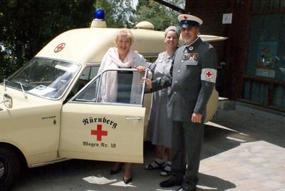 Begegnungen anl�sslich der Neuwahl des BRK-Bezirksvorstandes 2017: MdL und neu gew�hlte stellv. Bezirksvorsitzende Guttenberger l�sst sich vom Vorsitzenden des Rotkreuz Museums N�rnberg, Herrn G�nther Herold, die M�glichkeiten in einem historischen Krankenwagen demonstrieren.