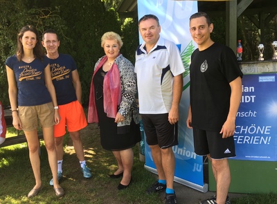 Traditionelles Fu�ball-Kleinfeld-Turnier der Jungen Union Zirndorf:
10 Mannschaften rangen um den Pokal - und der Spa� am Spiel stand klar im Vordergrund.
Allen herzlichen Gl�ckwunsch!