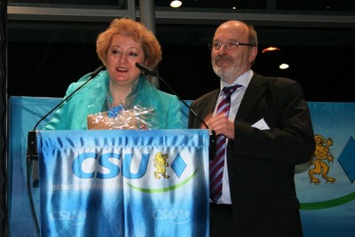 Petra Guttenberger und Fraktionsvorsitzender Dr. Joachim Schmidt bedanken sich beim Gastredner, Staatsminister Dr. Markus S�der MdL, beim Gastgeber Wilhelm Graf sowie bei allen Beteiligten