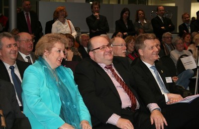 Frau Petra Guttenberger MdL mit Herrn Thomas Bl�sel von Eco-Medizintechnik und Herr Michael Au