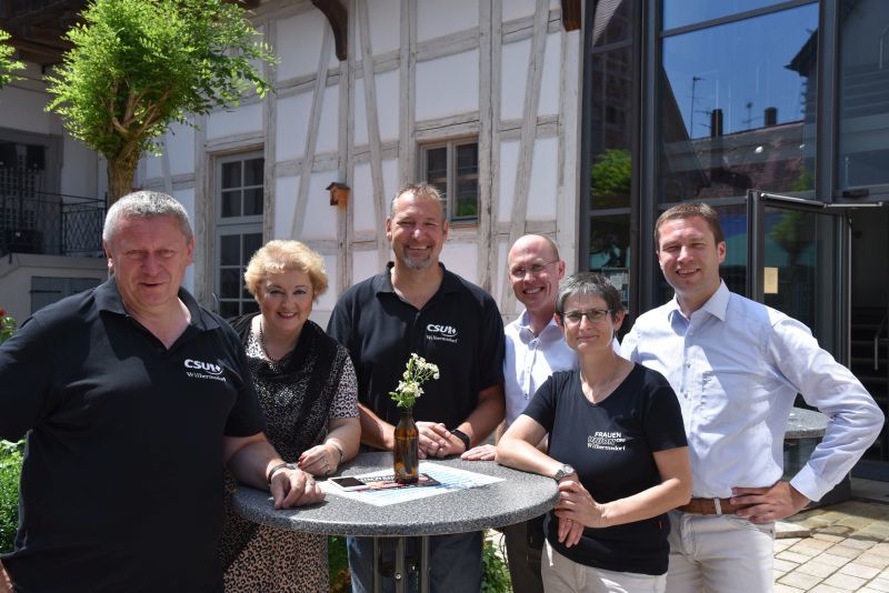 Viele positive Gespräch mit Bürgerinnen und Bürgern beim Frühschoppen der CSU Wilhermsdorf.

v.l.n.r.: Erster Bürgermeister Uwe Emmert, Landtagsabgeordnete Petra Guttenberger, Ortsvorsitzendern Ulrich Knorr, Bezirkstagskandidat Thomas Zehmeister, Frauen-Union-Vorsitzende Petra Döhla und Landrat Matthias Dießl