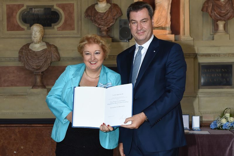 Trägerin des Bayerischen Verdienstordens, Hier: Herr Ministerpräsident Dr. Markus Söder verleiht Petra Guttenberger MdL den Bayerischen Verdienstorden. 

Bild: Bayerische Staatskanzlei