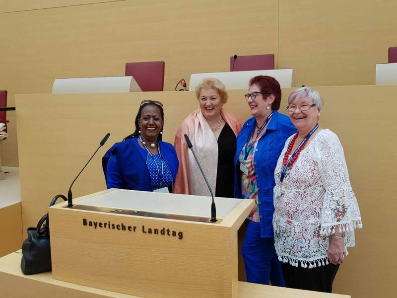 Auch die Stadthexen Fürth waren im Bayerischen Landtag mit dabei.
Bild: H. Giering