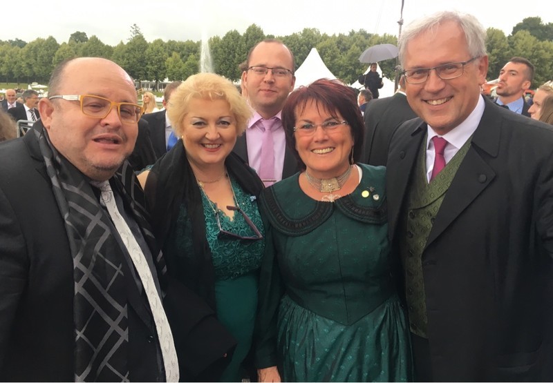 Sommerempfang in der Parkanlage des Neuen Schlosses Schleißheim.
Hier mit Thomas Blösel, Petra Guttenberger, Bertram Höfer, Grit Bach und Bezirkstagspräsident Richard Bartsch.

Foto: Grid Bach