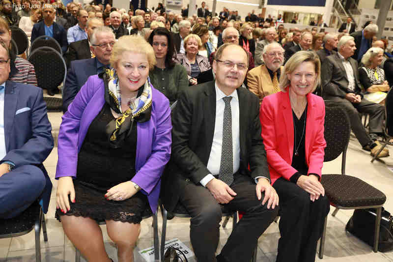 Petra Guttenberger MdL mit Christian Schmidt MdB und Ehrengast Angelika Niebler, Europaabgeordnete

Bild: Udo Dreier