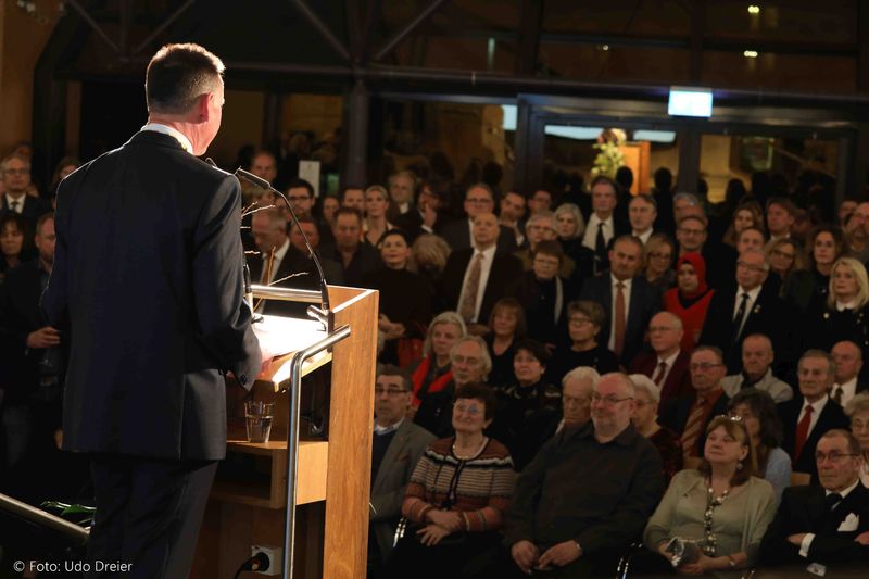 Gute Gespräche beim Neujahrsempfang der Stadt Fürth. Hier: Stadthalle Fürth

Bild: Udo Dreier