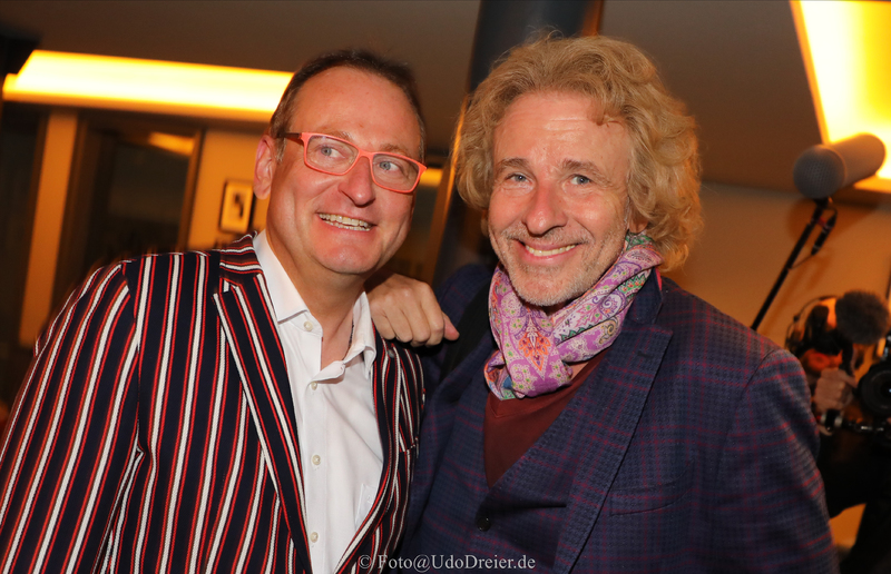 Kabarettist Volker Heißmann und Thomas Gottschalk im Ludwig Erhard Zentrum Fürth: Thomas Gottschalk bei seiner Buchvorstellung & Lesung mit dem Titel "Herbstbunt" im LEZ. 
Foto: bayernpress