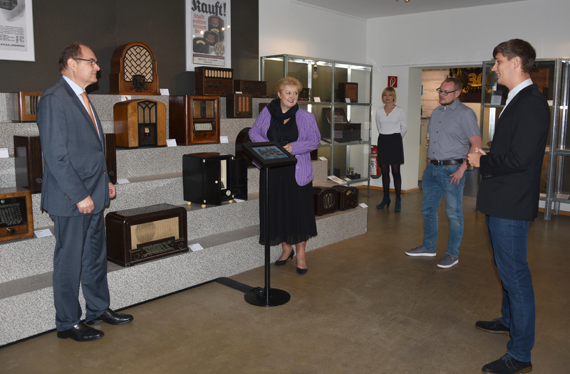 Bundesminister a.D. Christian Schmidt, MdB, Petra Guttenberger, MdL und Max Ammon, Fraktionsvorsitzender der CSU Fürth, nahmen gerne die Einladung des Rundfunkmuseums an, um die weiteren Schritte auf dem Weg zum "Deutschen Rundfunkmuseum" zu erörtern.

(Bild: Rundfunkmuseum)