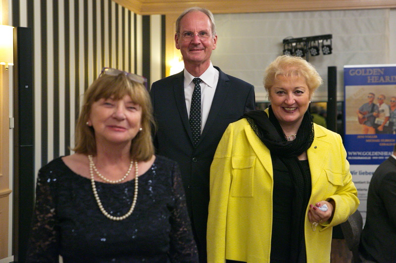 Ein sozialengagiertes Energiebündel ist 70 Jahre und so aktiv wie immer! Im Bild links Martha Dorr, Dr. Martin Hanke, Petra Guttenberger MdL.
Foto: Martha Dorr