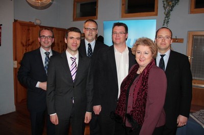 Traditionelles Fischessen der CSU-Stein in Gutzberg: Gemeinsam mit dem Landtagskandidaten Tobias Winkler (links) freut sich MdL Petra Guttenberger, dass der Vorstand der CSU Stein mit Stefan M�ller (2. von links) einen heimatverbundenen und zukunftsorientierten Redner 