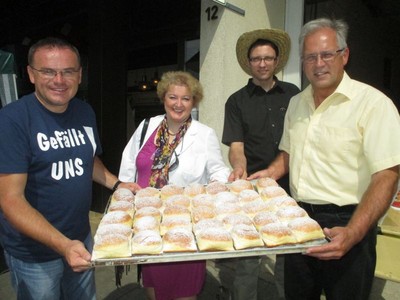 Viel Spa� auf der Zirndorfer Kirchweih haben Bezirksrat Michael Maderer, MdL Petra Guttenberger, B�cker Matthias Beck und Bezirkstagspr�sident Richard Bartsch