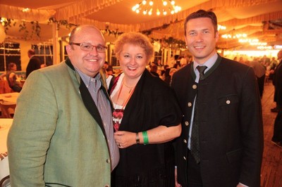 Gute Stimmung beim Wirtschafts- und Medienstammtisch 2013 bei Gigerlas L�ssel auf dem N�rnberger Herbstvolksfest -  
MdL Petra Guttenberger mit Landrat Matthias Die�l aus F�rth und Unternehmer Thomas Bl�sel