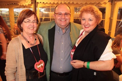 MdL Petra Guttenberger mit Kollegin MdL Christa Matschl aus Erlangen und Unternehmer Thomas Bl�sel auf dem Wirtschafts- und Medienstammtisch 2013 bei Gigerlas L�ssel auf dem N�rnberger Herbstvolksfest