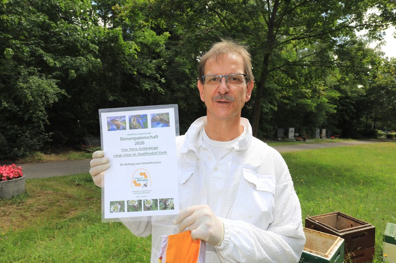 Die Imkerei Binder stellt bereits seit einigen Jahren Bienenpatenschaften zur Verfügung. Das heißt, der Imker pflegt und hegt das Bienenvolk, während die dafür erforderlichen finanziellen Aufwendungen durch den Paten oder die Patin getragen werden.
Foto: @Udo Dreier