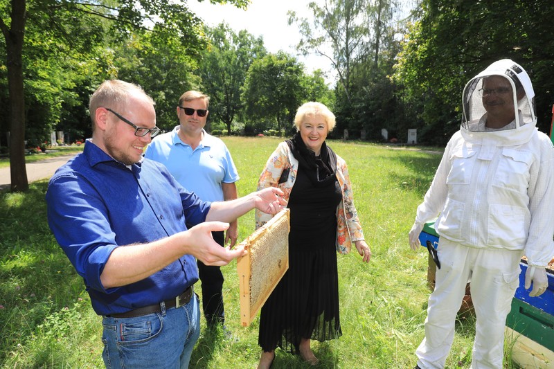 Petra Guttenberger, Landtagsabgeordnete der CSU, stattete ihren Bienen in Begleitung des 3. Bürgermeister Dietmar Helm und des Vorsitzenden der CSU-Stadtratsfraktion Max Ammon einen Besuch am 17. Juni ab.
Foto: @Udo Dreier