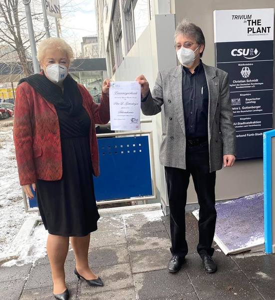 Offizielle Übergabe der Ernennungsurkunde zur Schirmherrin der gemeinnützigen Dr. Günther Pfann Stiftung, hier mit Herrn Dr. Günther Pfann vor dem Bürgerbüro Fürth. 

Foto: privat