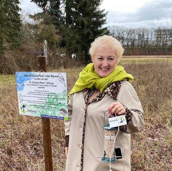 Zugegeben - um diese Jahreszeit ist die Blühwiese etwas trist und die gepflanzten Bäume ebenfalls. Mir war es aber wichtig, gerade jetzt mit der Futtersäule auf die Bedeutung von Futteraktionen für die Natur in Franken hinzuweisen und darauf, dass man die Dr.- Günther-Pfann-Stiftung und ihre Baumpflanzaktion und die Blühwiesenaktion mit entsprechenden Spenden unterstützen kann, damit es im Frühling dann richtig losgehen kann und die neu gepflanzten Bäume und die Blühwiese ihr volles Potenzial entfalten können.

Foto: privat