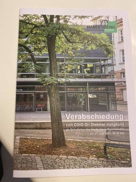 Kaum zu glauben  Herr Dr. Jungkunz, der elf Jahre lang das Hardenberg Gymnasium in Fürth geleitet hat, verabschiedet sich in den Ruhestand. Nicht nur ich, werde diesen hervorragenden Schulleiter und kompetenten Gesprächspartner sehr vermissen. Auch in Corona- Zeiten war spürbar, wie fest verwurzelt dieser bei Kollegen, Eltern und insbesondere auch Schülerinnen und Schülern war. 
Foto: privat

