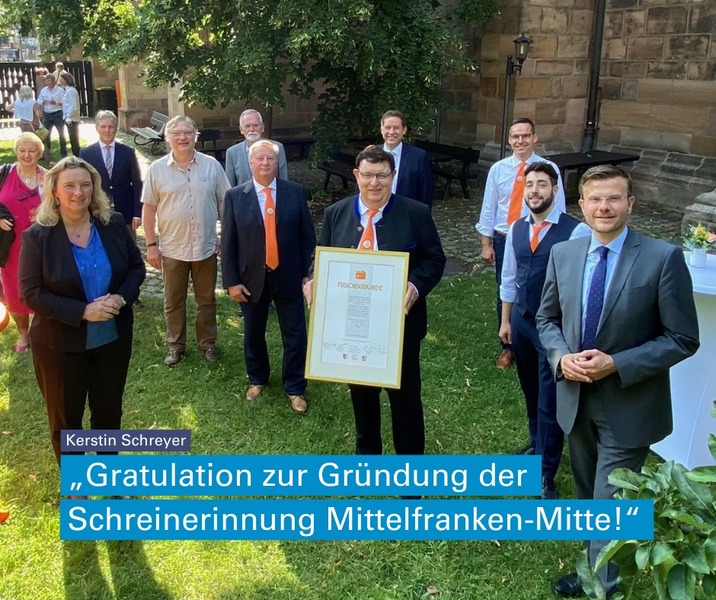 "Im Namen unseres Ministerpräsidenten Dr. Markus Söder und der gesamten bayerischen Staatsregierung: Gratulation zur Gründung der Schreinerinnung Mittelfranken-Mitte!
Die Schreiner aus Fürth und Nürnberg gehen ihren Weg jetzt seit dem 1. Januar 2021 gemeinsam. Damit ist die neue Schreinerinnung Mittelfranken-Mitte mit ihren derzeit 82 Mitgliedsbetrieben eine der größten Innungen Bayerns. Darauf können Sie stolz sein!" - so Staatsministerin Kerstin Schreyer. Petra Guttenberger schließt sich dem sehr gerne an!
Foto: StM für Bau, Wohnen und Verkehr
