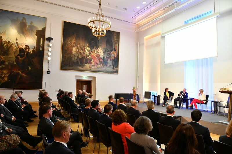 Demokratische Teilhabe und politische Bildung seien die wesentlichen Stützpfeiler einer prosperierenden Demokratie, so Gauck, der zuvor mit der Verfassungsmedaille in Gold ausgezeichnet wurde.
Foto: Rolf Poss, Bildarchiv LT
