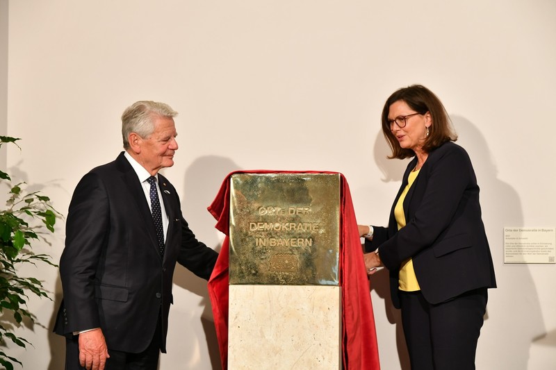 In Anwesenheit der Vertreter und Vertreterinnen aller Landtagsfraktionen sowie dem Präsidium enthüllten Bundespräsident a.D. Dr. Joachim Gauck und die Landtagspräsidentin Ilse Aigner das Gedenkobjekt und eröffneten damit die Wanderausstellung zur Demokratiegeschichte.
Foto: Rolf Possm, Bildarchiv LT