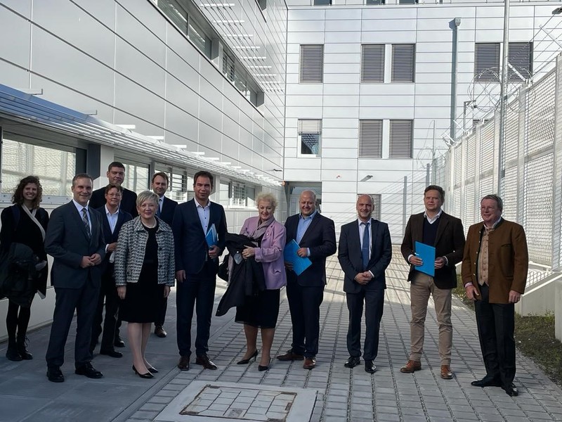 Besuch der neuen kombinierten Transit- und Abschiebungshafteinrichtung am Flughafen München mi CSU Arbeitskreisen, u.a. der AK von Frau Guttenberger für Verfassung, Recht, Parlamentsfragen und Integration. 
Foto: privat 