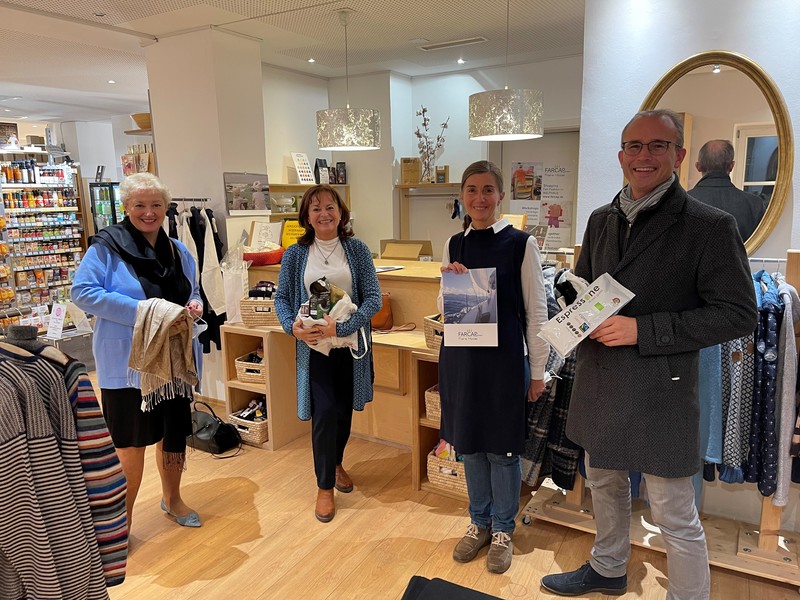 Danke an Marlene Mortler, MdEP, für den Besuch im Farcap Fürth. Fair produzierte Kleidung hat auch im Business-Bereich eine feste Verankerung. Das Welthaus, ein Kooperationsprojekt aus Farcap-Mode und den Fairtrade-Angeboten in der Stadt Fürth, ist eine erste Adresse wenn es darum geht, positives Lebensgefühl mit fairen Bedingungen für die Erzeuger zu verbinden. Gerne haben Tobias Winkler MdB und Petra Guttenberger MdL die Gelegenheit genutzt, Marlene Mortler zu begleiten und einmal mehr das aktuelle Fairtrade-Angebot in der Fairtrade-Stadt Fürth zu genießen.
Foto: Marlene Mortler