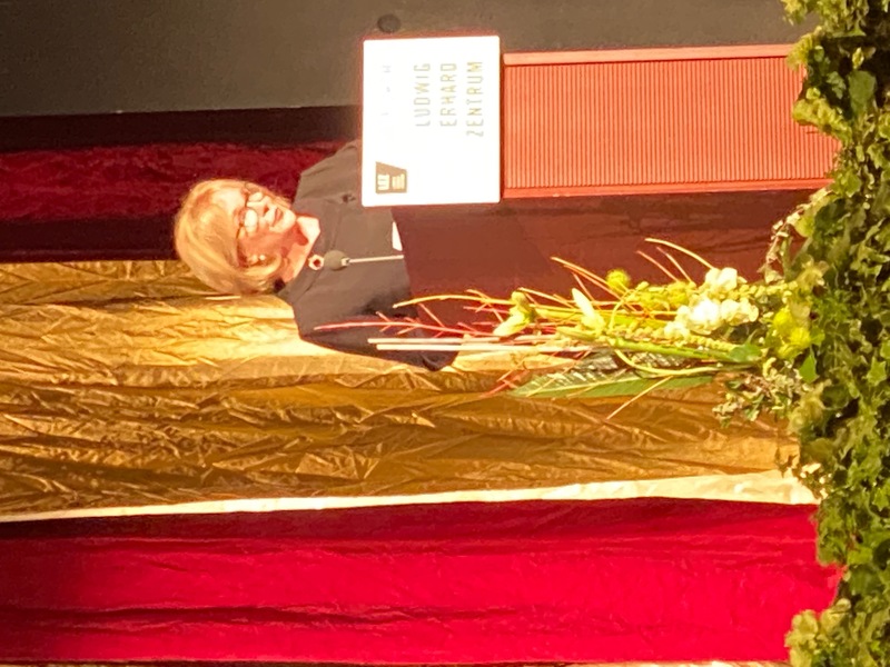 Evi Kurz, Vorstandsvorsitzende des Ludwig-Erhard-Initiativkreis Fürth e.V. eröffnet den Festakt im Stadttheater Fürth.
Foto: Petra Guttenberger