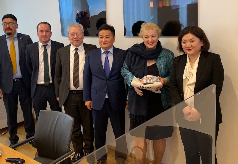 Meinungsaustausch mit der mongolische Delegation unter Leitung der Vizeministerin für Justiz und Inneres, Frau Solongo Bayarsaikhan, sowie weiteren mongolischen Ausschussmitglieder und Vertretern der Hanns-Seidel-Stiftung. "Es war mir eine Freude, mit den Vertretern der Delegation während ihres Besuchs in Bayern in Kontakt zu treten. Vielen Dank auch für die Einladung nach Ulan Bator!"
Hier: im Bayerischen Landtag, Foto: CSU-Fraktion

