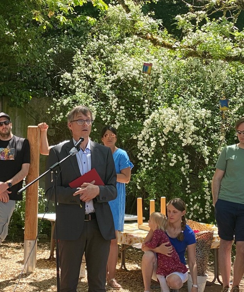 Auch in Fürth haben Kitas von der großzügigen Förderung des Freistaates Bayern profitiert (Kommunale Hochbaumaßnahmen). Besonders heimelige und gelungene Erweiterung bei der Kindertagesstätte der Erlöserkirche Fürth, hier bei der offiziellen Einweihungsfeierlichkeit. Foto: Petra Guttenberger