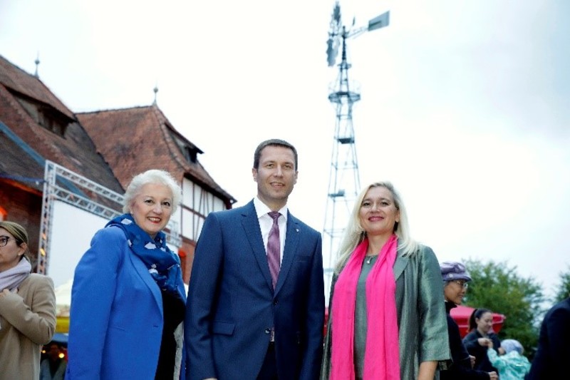 Frau Staatsministerin Huml, Herr Landrat Matthias Dießl und Frau Petra Guttenberger, MdL im Gespräch.
Foto: Melanie Huml