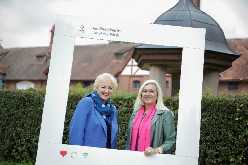 Einbürgerungsfeier im Landkreis Fürth - gute Gespräche mit Frau Melanie Huml, Staatsministerin für Europaangelegenheiten und Internationales. Hier die bestmögliche Begleitung zu diesem wichtigen Event. Foto: Melanie Huml