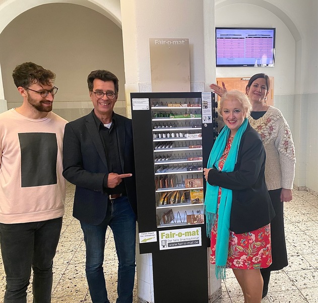 Der Fair-O-Mat ist in Betrieb. Künftig gibt es am Helene Lange Gymnasium fair gehandelte Pausensnacks aus einem Retroautomaten. Ein weiterer wichtiger Beitrag zur Hauptstadt des fairen Handels!
Foto: HLG