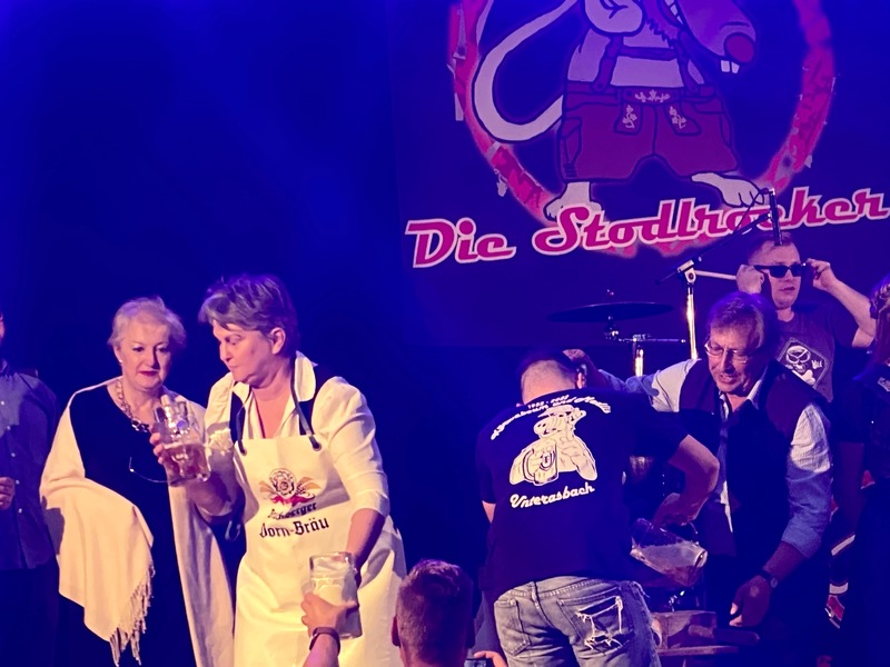 Lebensfreude pur - nach drei Jahren Pause gint hier richtig die Post ab. Danke an den Stammtisch Unterasbach, der dieses Event wieder ganz hervorragend in Szene gesetzt hat.
Foto: privat