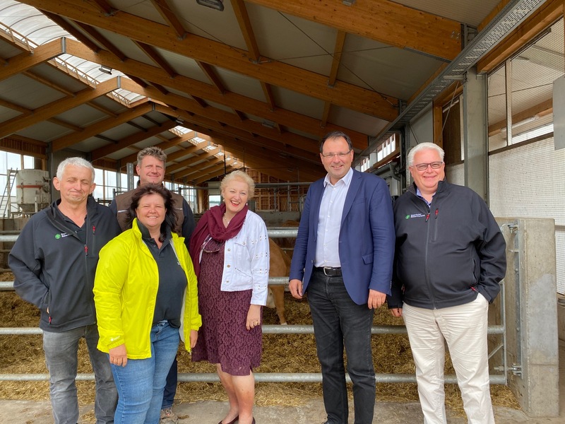 Landwirtschaft im Dialog - Danke an den landwirtschaftspolitischen Sprecher der CSU-Landtagsfraktion, Martin Schöffel, und an die Vertreterinnen und Vertreter aus dem Bereich des Bayerischen Bauernverbands Kreisverband Fürth für den offenen Austausch. Für mich ist es unverständlich, dass einerseits die Schaffung von Photovoltaikanlagen mit hohen Hürden belegt werden und erzeugtes Biogas nicht eingespeist werden kann, da die Bundesregelung eine Deckelung vorsieht. Das ist angesichts des Gasmangels absolut nicht hinnehmbar. Offensichtlich stellt die Ampelregierung Ideologie vor Versorgungssicherheit
Foto: Bauernverband