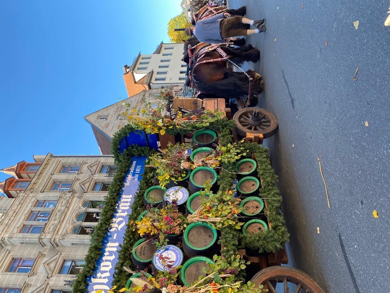 Impressionen von der diesjährigen Michaeliskirchweih, die sich beim traditionellen Umzug auch über die Teilnahme des Ministerpräsidenten freuen konnte!
Foto: privat

