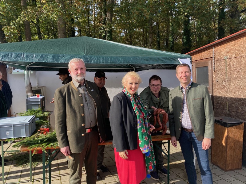 Eine wundervolle Veranstaltung, in der wirklich viel Information rund um Wald und Wild im Mittelpunkt stand. Der Vorstand der Jägerschaft Fürth-Stadt und Land e.V., Erich Reichert, MdL Petra Guttenberger und Landrat Matthias Dießl ließen sich von der Veranstaltung begeistern.
Foto: privat

