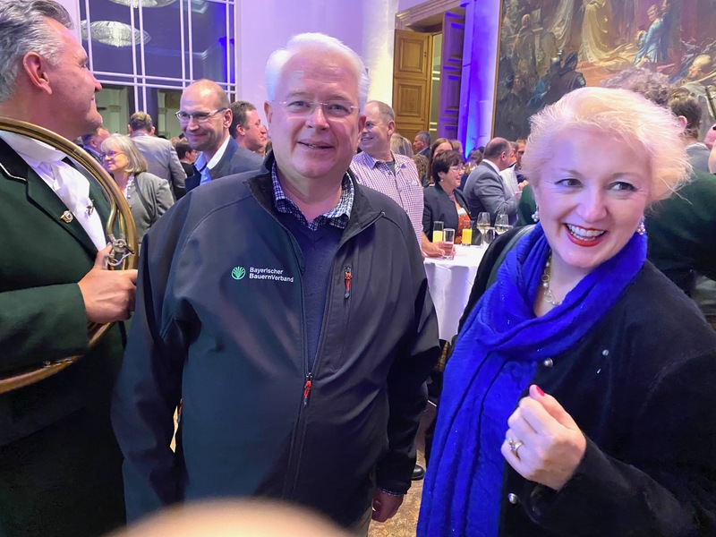 Es war mir eine Freude, viele bekannte Gesichter zu treffen, hier mit Geschäftsführer des Bauernverbands Nürnberg- Fürth, Herr Jochen Loy.
Foto: privat