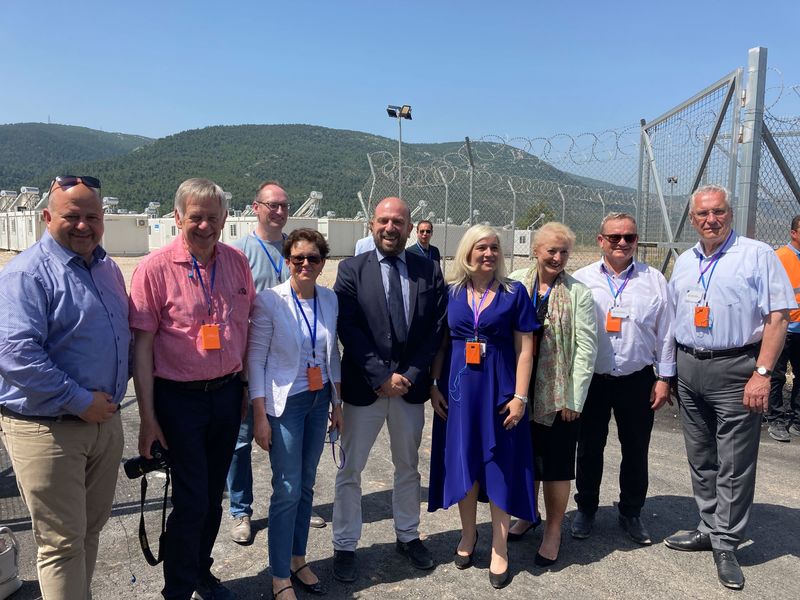 Bilder aus dem Flüchtlingslager:

Petra Guttenberger MdL mit Ministerpräsidenten Dr. Markus Söder, dem Kabinett und Abgeordnetenkollegen im Flüchtlingslager Malakasa.

Mein Fazit: Wir dürfen Griechenland bei der Sicherung der Schengen-Außengrenze nicht alleine lassen und es bedarf einer Europäischen Gesamtverteilung von Flüchtlingen, um fair und verantwortungsvoll miteinander umzugehen.

Eine gesamte einheitliche Europäische Lösung mit einem entsprechenden Verteilungsschlüssel ist deshalb unabdingbar!


